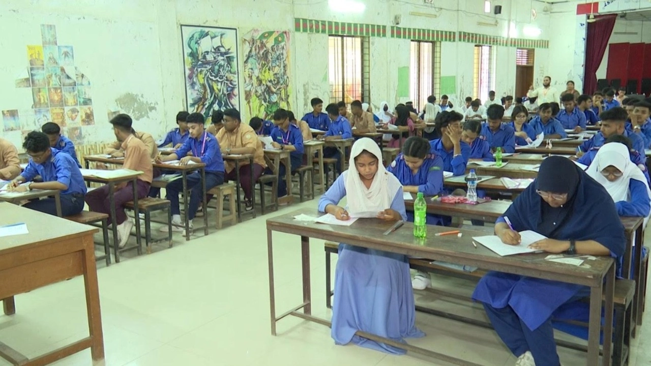 উপজেলার দৌলতপুর সরকারি পাইলট মাধ্যমিক বিদ্যালয় কেন্দ্রে