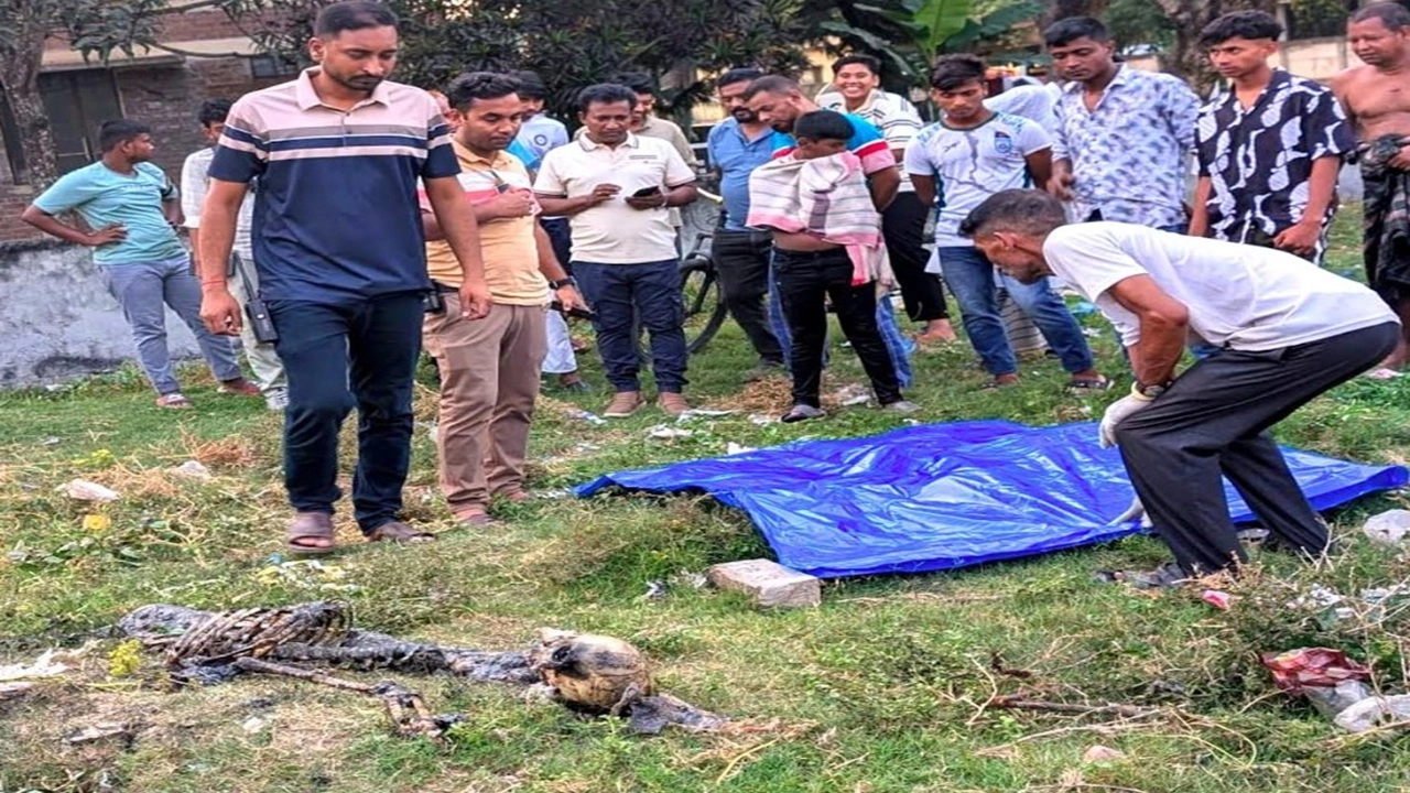 কঙ্কালের অংশ বিশেষ উদ্ধার করছে পুলিশ। মঙ্গলবার বিকেলে পাবনা জেনারেল হাসপাতালের পেছনে।
