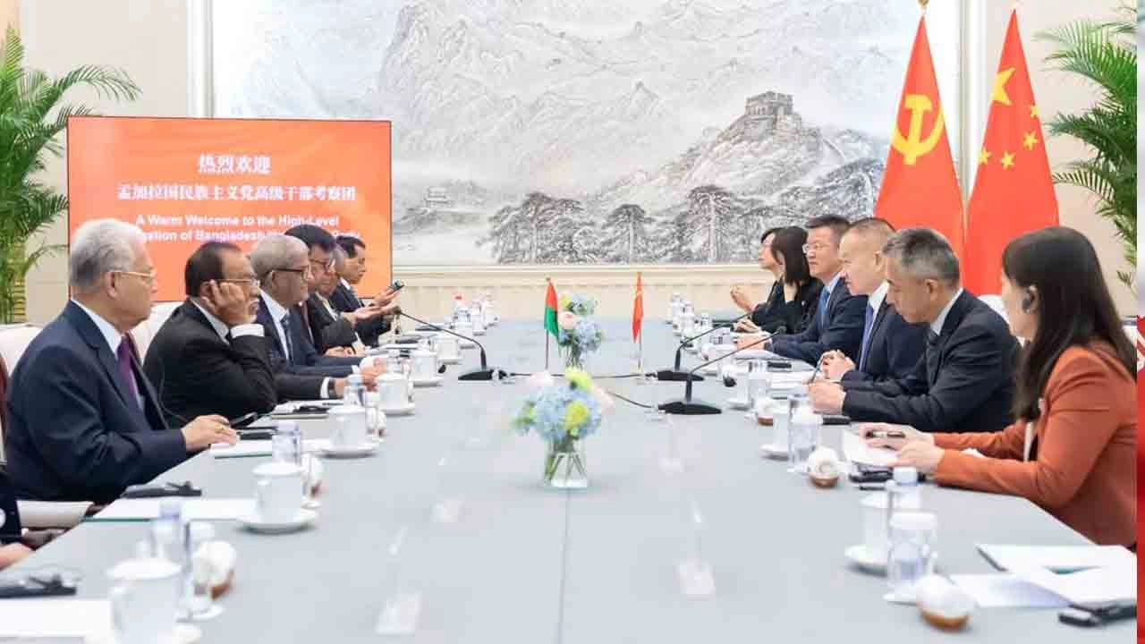চীনের আইডিসিপিসি ভবনে মঙ্গলবার বিএনপি মহাসচিব এবং স্থানীয় সরকার, পল্লী উন্নয়ন ও সমবায় মন্ত্রী মির্জা ফখরুল ইসলাম আলমগীরের নেতৃত্বাধীন বিএনপির একটি প্রতিনিধিদল চীনের ভাইস প্রেসিডেন্ট হান জেং-এর সাথে বৈঠক করেন