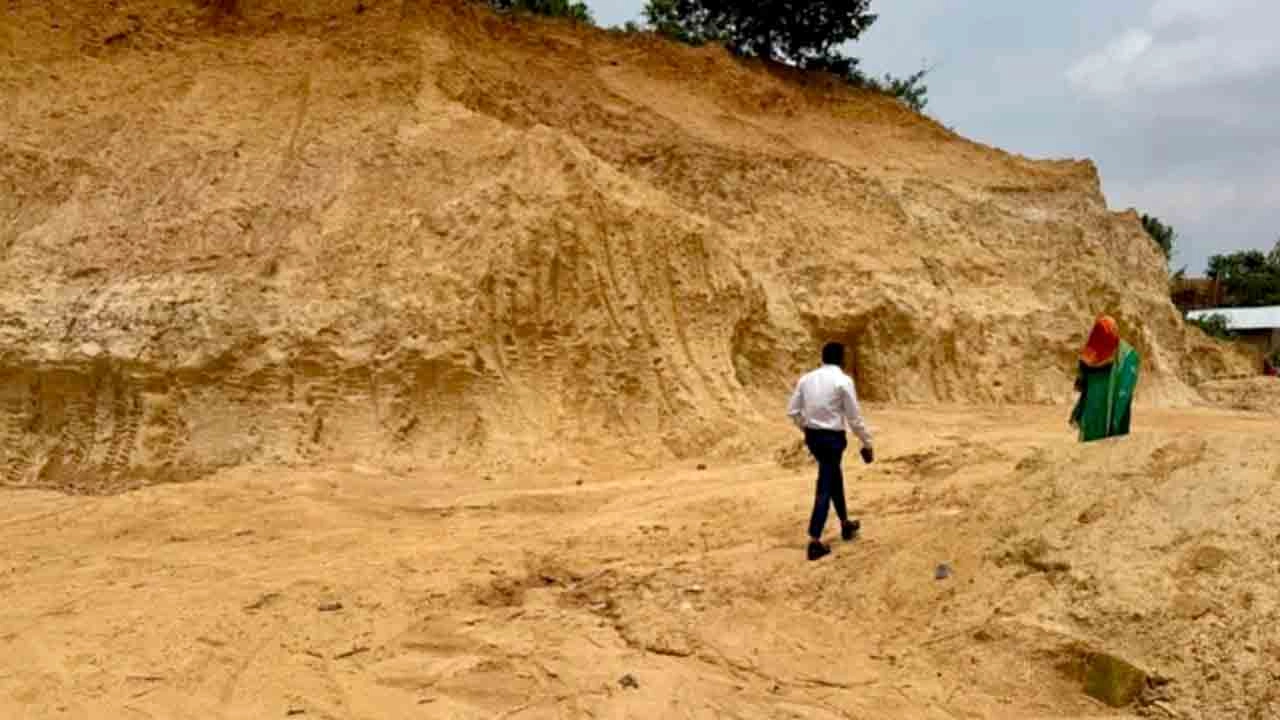 খাগড়াছড়িতে ৩ জনের কারাদণ্ড ও ট্রাক্টর জব্দ করেছে ভ্রাম্যমাণ আদালত