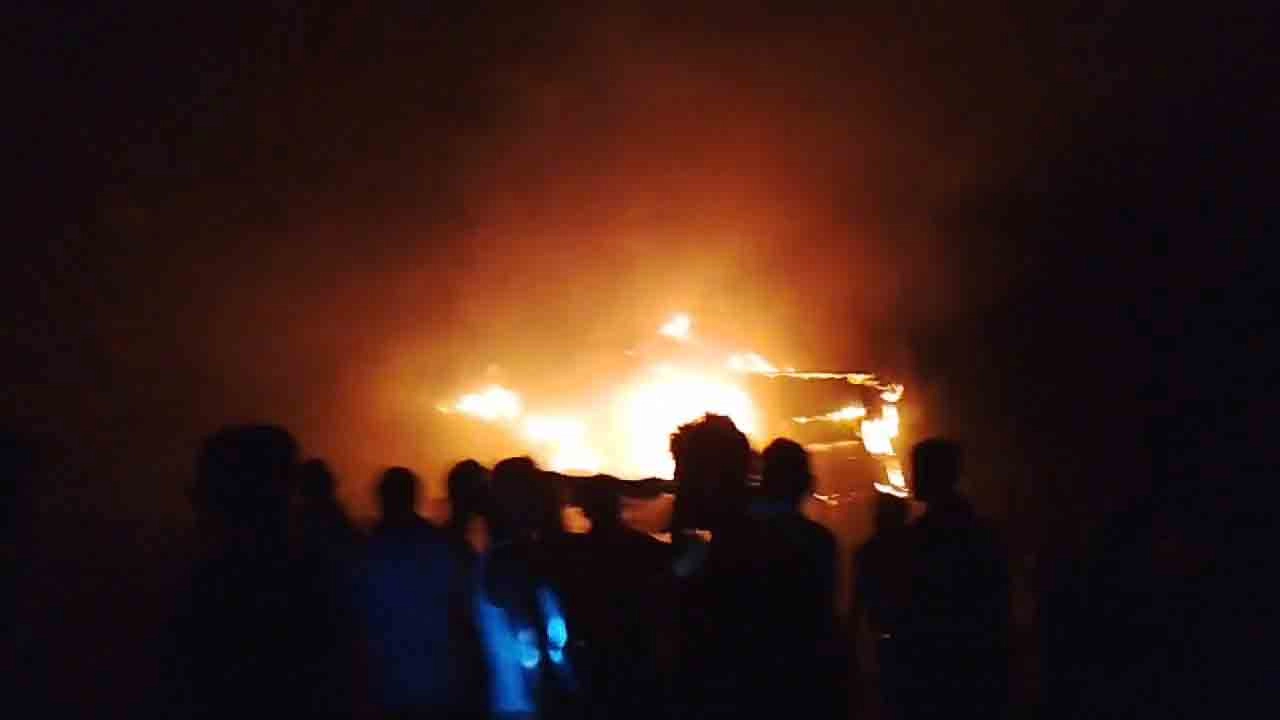 বিথঙ্গল আখড়া বাজারে গভীর রাতে ভয়াবহ অগ্নিকাণ্ড