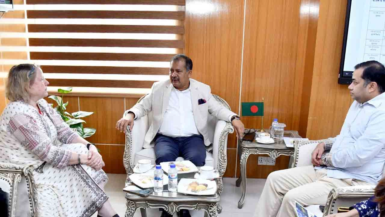 তথ্যমন্ত্রী  জহির উদ্দিন স্বপনের সঙ্গে সাক্ষাৎ করেন বাংলাদেশে ইউনেস্কোর প্রতিনিধি ড. সুসান ভাইজ
