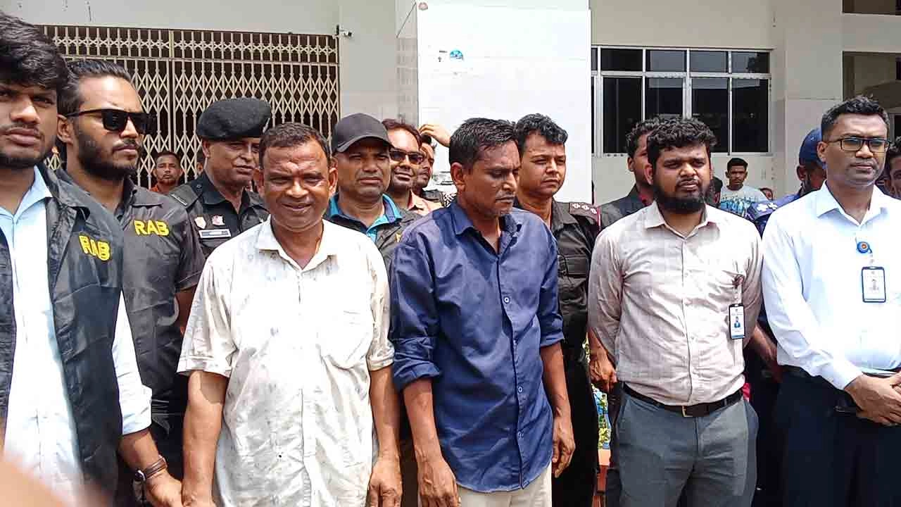 সরকারি খানপুর ৩০০ শয্যা হাসপাতালে তিন দালাল আটক