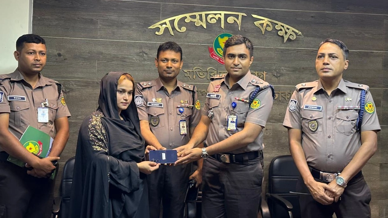 হারিয়ে যাওয়া ৫১টি মোবাইল ফিরল মালিকের হাতে