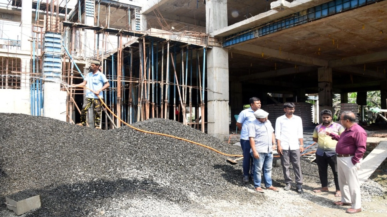 খুলনা বিশ্ববিদ্যালয়ে নির্মাণাধীন টিএসসি ভবনের কাজ দ্রুত সম্পন্ন করার নির্দেশ দিয়েছেন উপাচার্য প্রফেসর ড. মোঃ রেজাউল করিম।