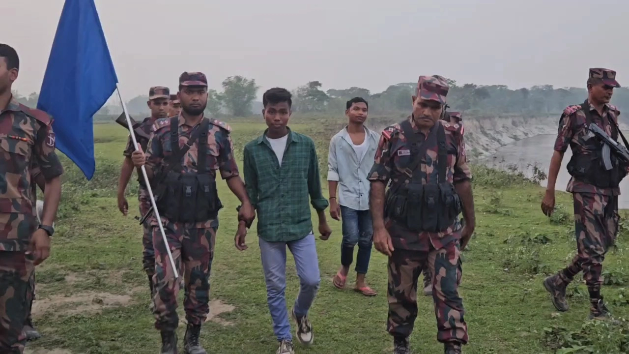 বিএসএফের হাত থেকে ফেরা দুই শিক্ষার্থী