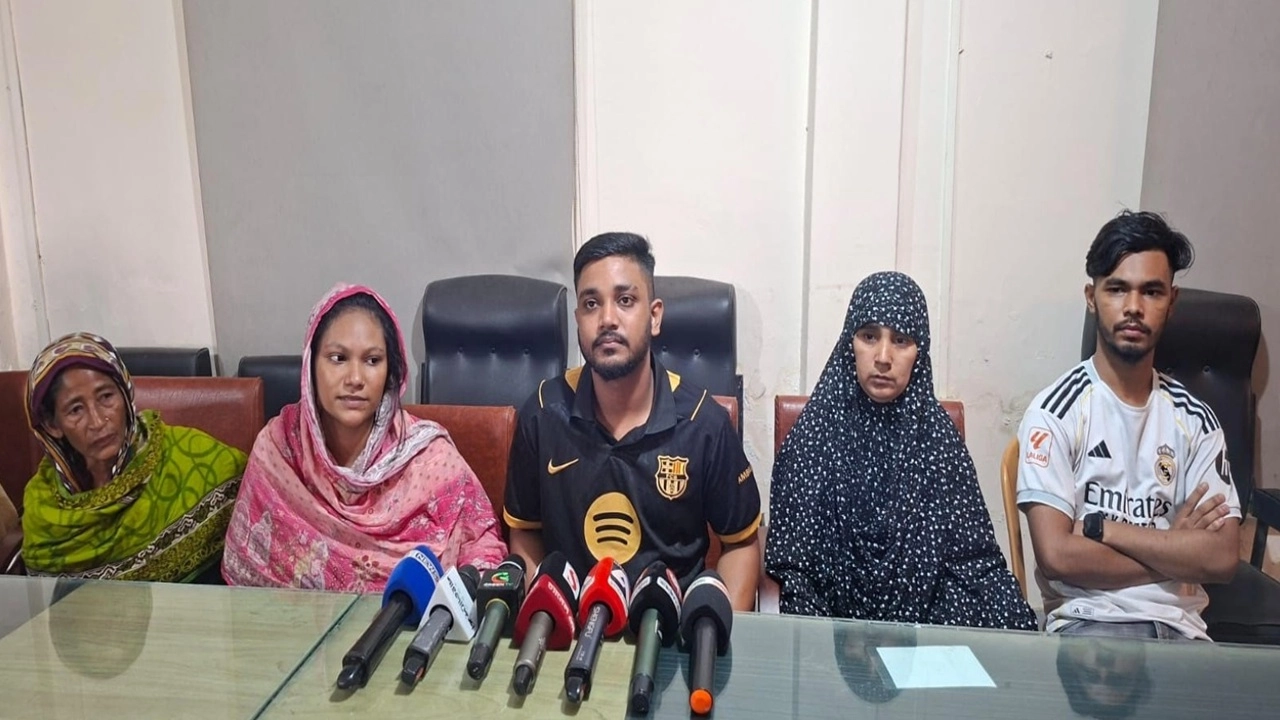 ক্তভোগী বিথী আক্তার সংবাদ সম্মেলনে