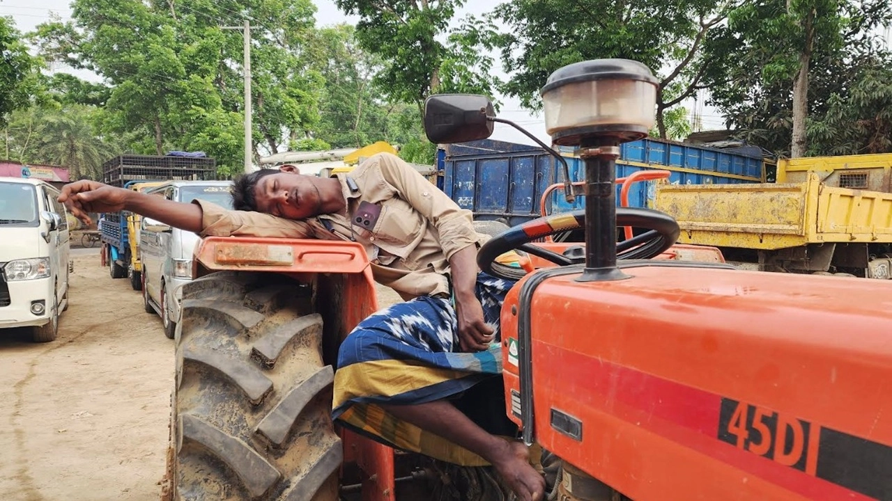 জ্বালানি তেলের জন্য পেট্রোল পাম্পগুলোতে যানবাহনের দীর্ঘ লাইন এখন সাধারণ চিত্র