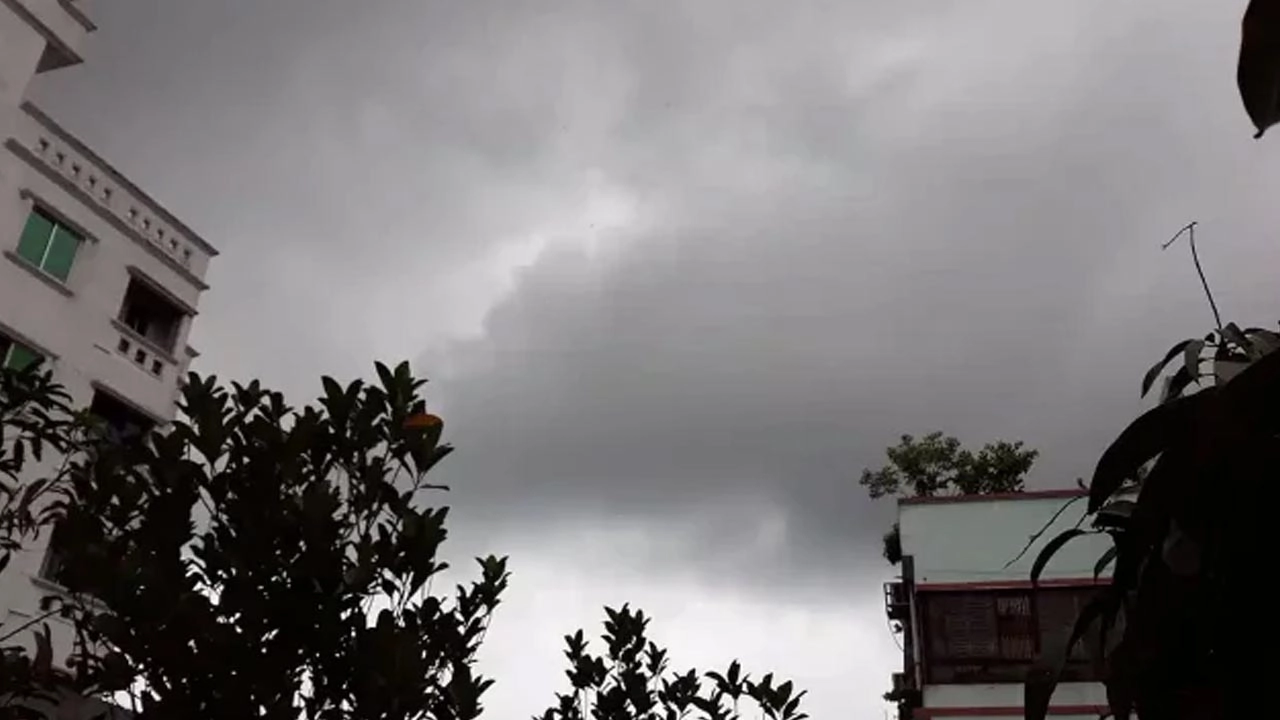 মেঘলা আকাশ। ফাইল ছবি।