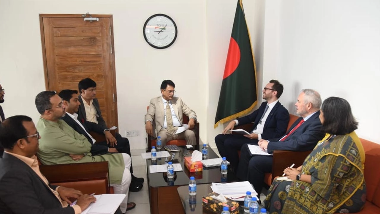 ব্রিটিশ হাই কমিশনের ডেপুটি হাই কমিশনার জেমস গোল্ডম্যানের সঙ্গে সৌজন্য সাক্ষাৎ করেন শিক্ষামন্ত্রী ড. এ. এন. এম. এহসানুল হক মিলন।