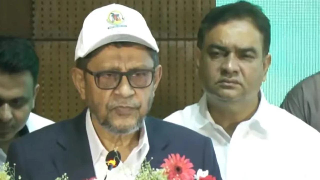 সাংবাদিকদের সঙ্গে কথা বলছেন স্বাস্থ্যমন্ত্রী সরদার মো. সাখাওয়াত হোসেন।