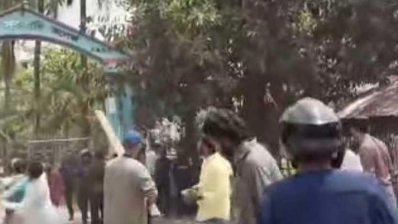 ঈশ্বরদী সরকারি কলেজে ছাত্রদল ও ছাত্র শিবিরের মধ্যে সংঘর্ষের ঘটনা ।। ছবি: সংগৃহীত