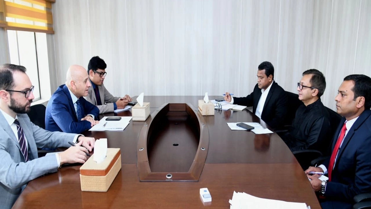 বাণিজ্যমন্ত্রীর সঙ্গে ঢাকায় নিযুক্ত ইতালির রাষ্ট্রদূত সৌজন্য সাক্ষাৎ করেছেন