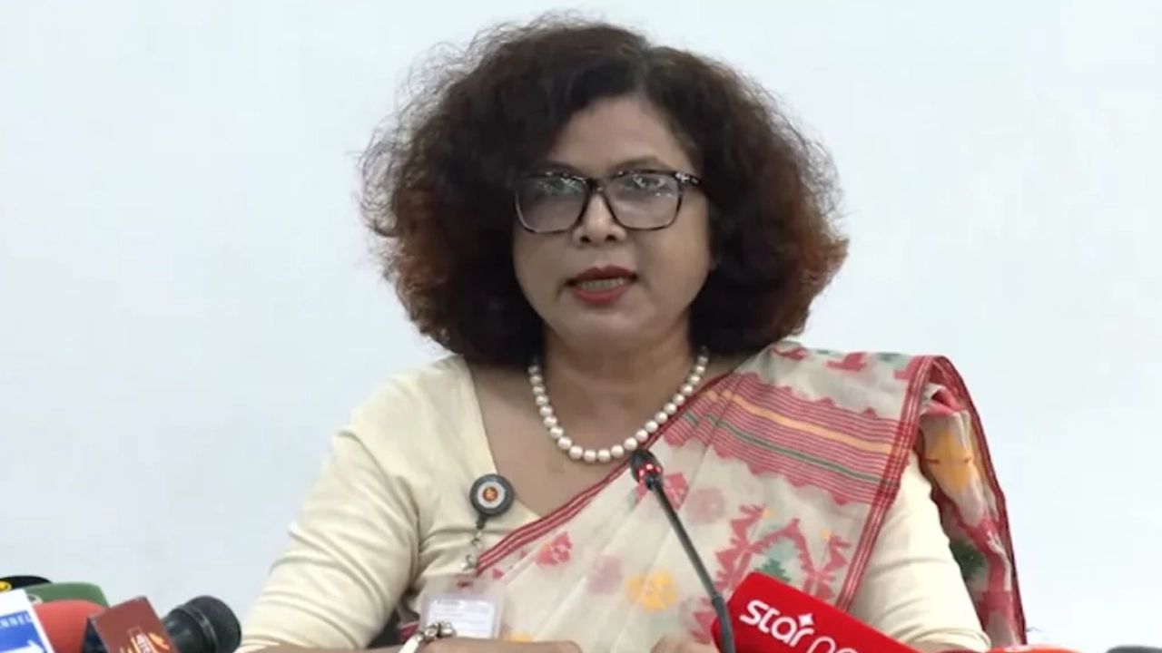 সংবাদ সম্মেলনে কথা বলছেন বিদ্যুৎ বিভাগের যুগ্মসচিব উম্মে রেহানা। ছবি: সংগৃহীত