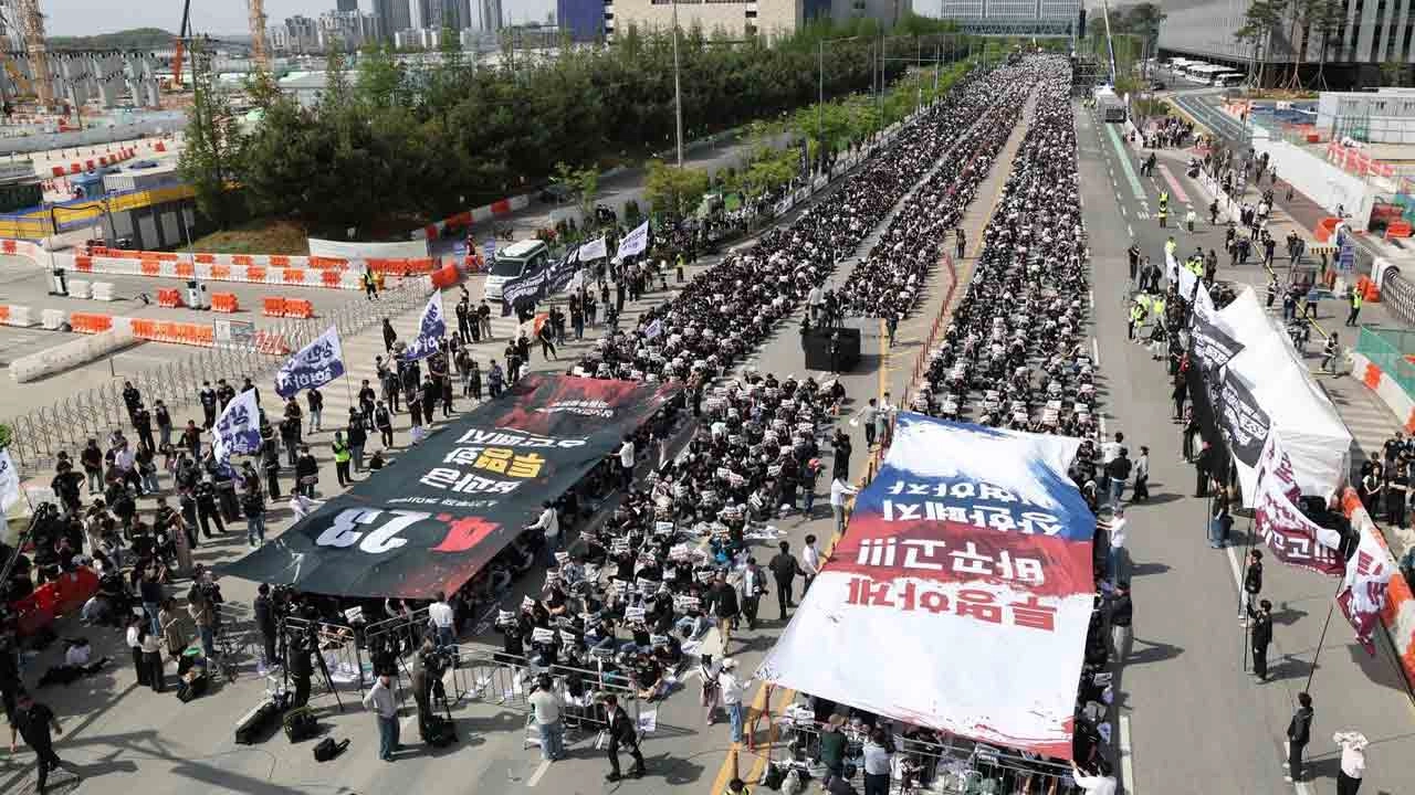 দক্ষিণ কোরিয়ার  স্যামসাং ইলেকট্রনিক্সে বেতন ও পারফরম্যান্স বোনাস নিয়ে শ্রমিকদের গণবিক্ষোভ