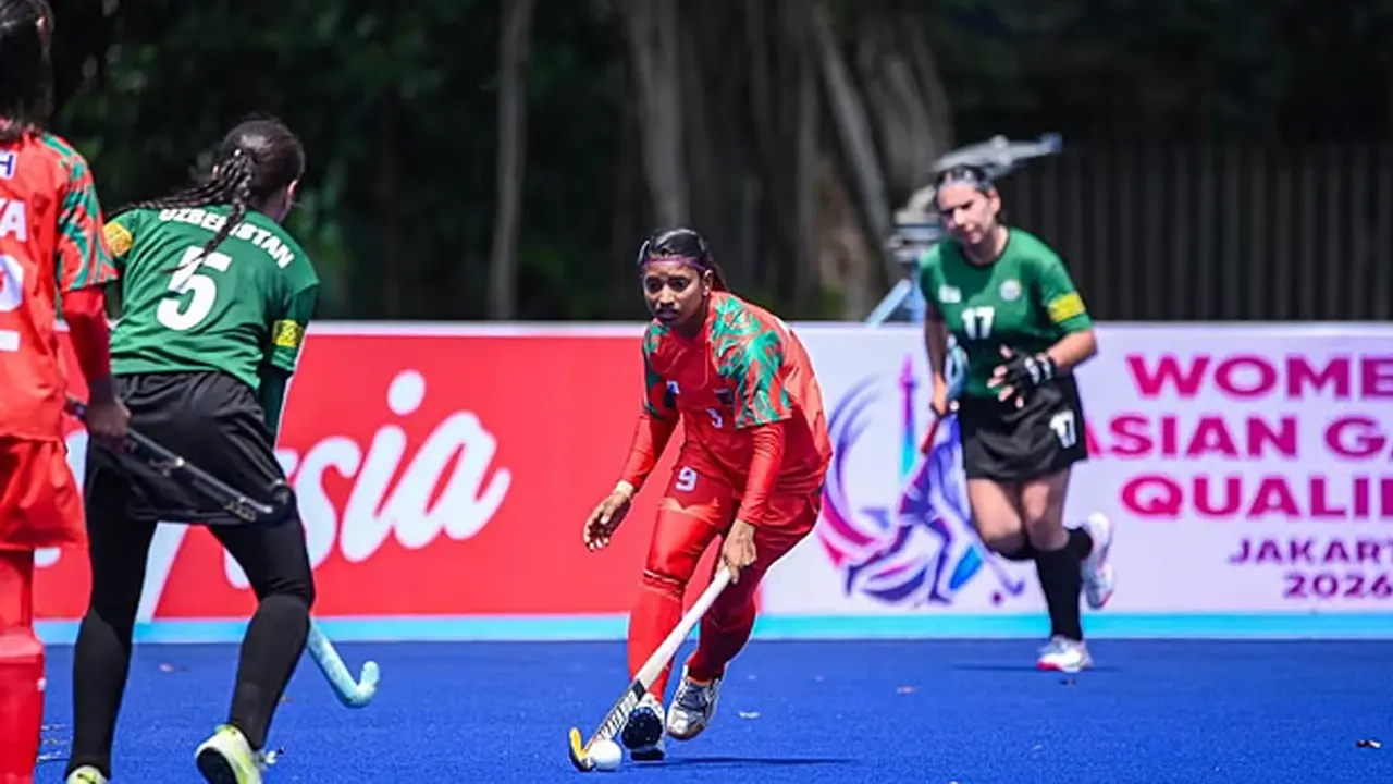 বল দখলের লড়াইয়ে দুই দলের খেলোয়াড় ।। ছবি: সংগৃহীত