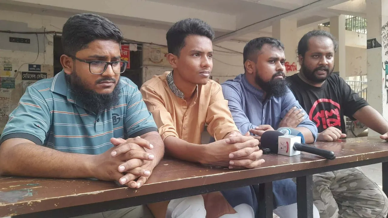 ভাষা শহীদ রফিক ভবনের সামনে আয়োজিত এক সংবাদ সম্মেলনে ছাত্রদল-সমর্থিত জকসু প্রতিনিধিরা