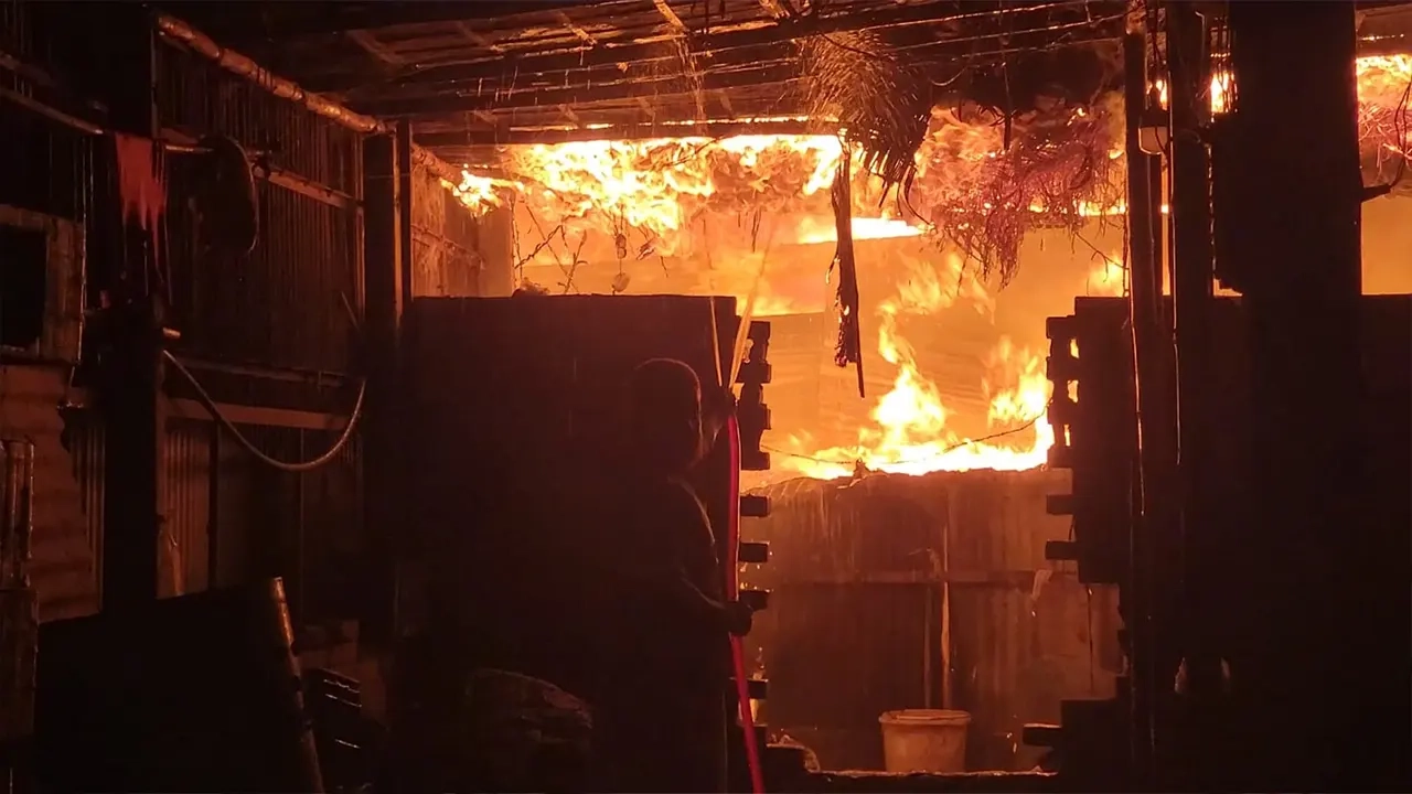 নারায়ণগঞ্জে ঝুটের গুদামে আগুন লাগার ঘটনা ঘটেছে