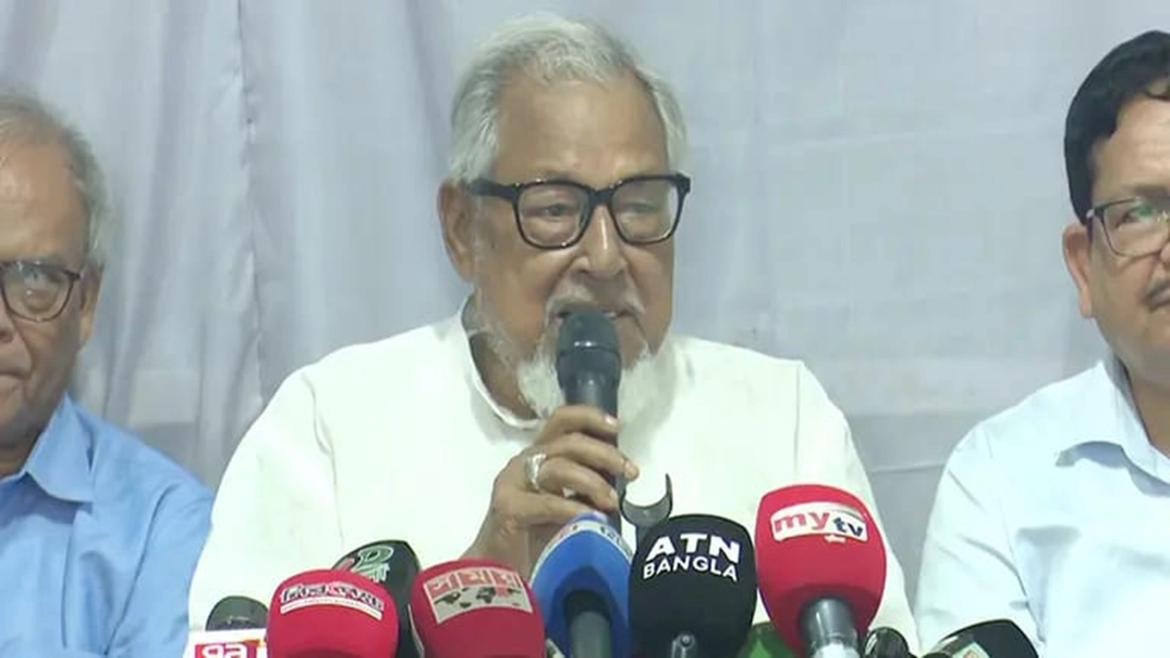 প্রধানমন্ত্রীর রাজনৈতিক উপদেষ্টা ও দলটির স্থায়ী কমিটির সদস্য নজরুল ইসলাম খান