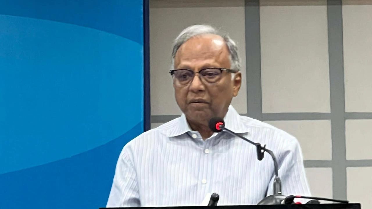 বক্তব্য রাখছেন দৈনিক আমার দেশ পত্রিকার সম্পাদক ড. মাহমুদুর রহমান।