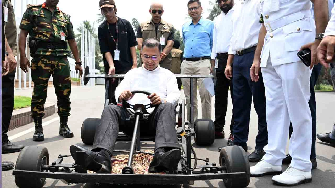 কলেজ শিক্ষার্থীর রেসিং কার চালালেন প্রধানমন্ত্রী