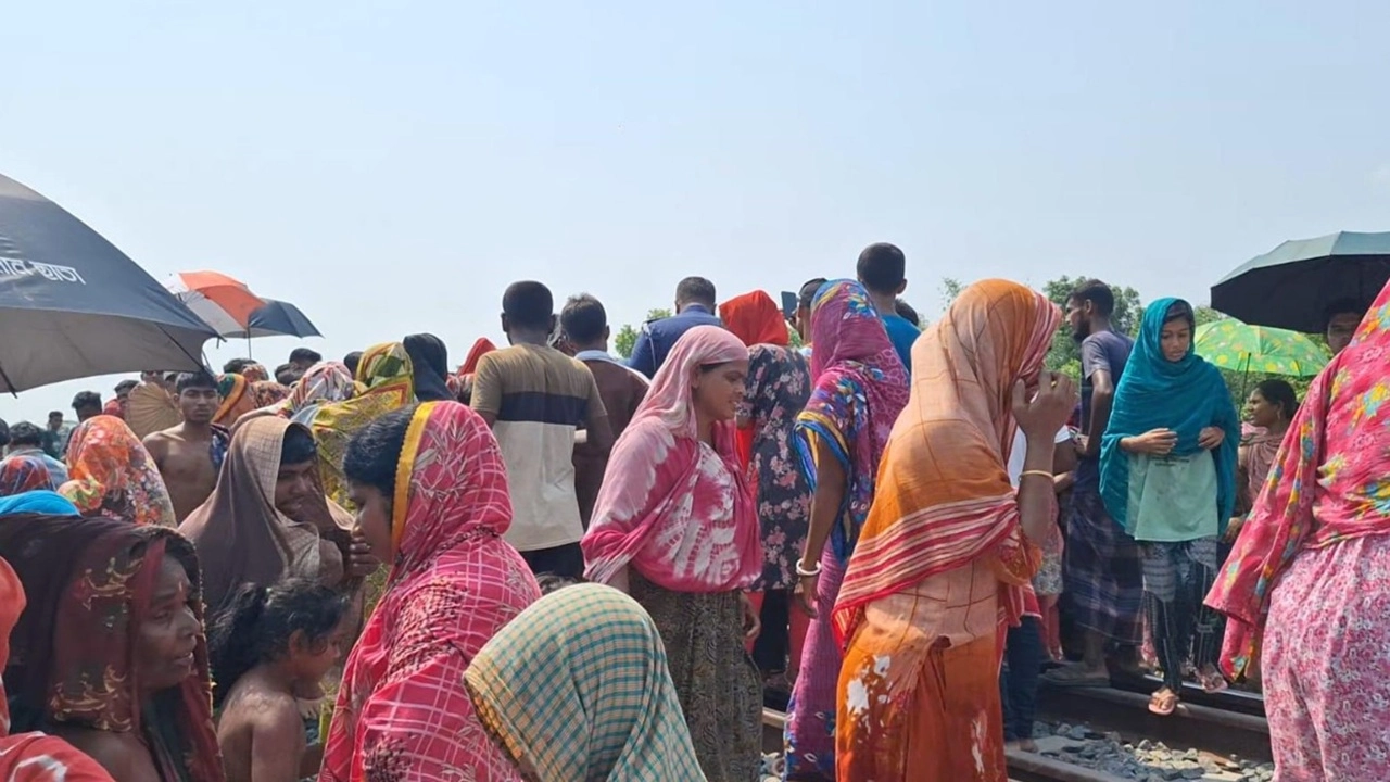 নড়াইলে রেললাইনে হাঁটছিলেন মা-ছেলে, ট্রেনে কাটা পড়ে মৃত্যু