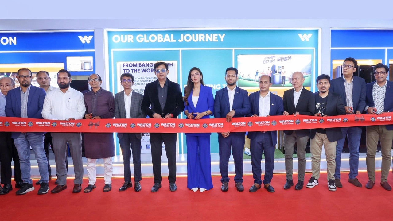 আন্তর্জাতিক বাজারে উদ্ভাবনী প্রযুক্তি ও ফিচার সমৃদ্ধ নতুন ১৫টি মডেলের ফ্রিজ উন্মোচন করছেন ওয়ালটনের ঊর্দ্ধতন কর্মকর্তাগণ।