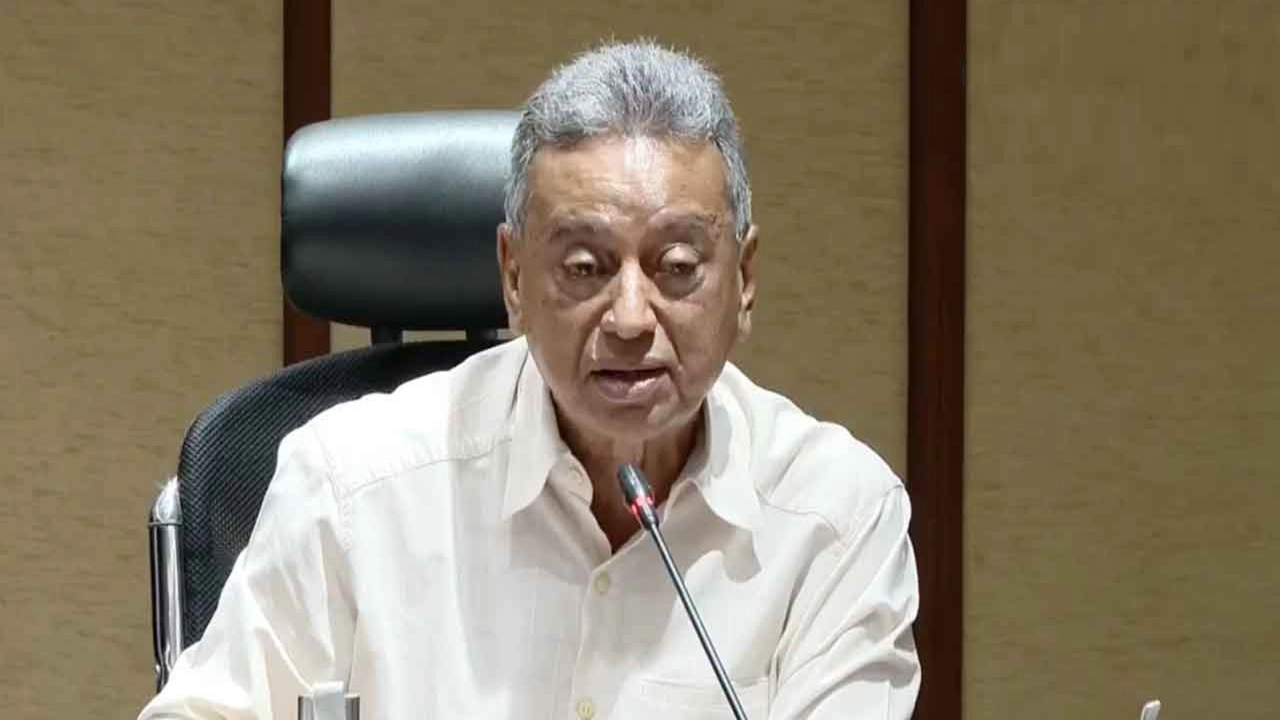 অর্থমন্ত্রী আমির খসরু মাহমুদ চৌধুরী