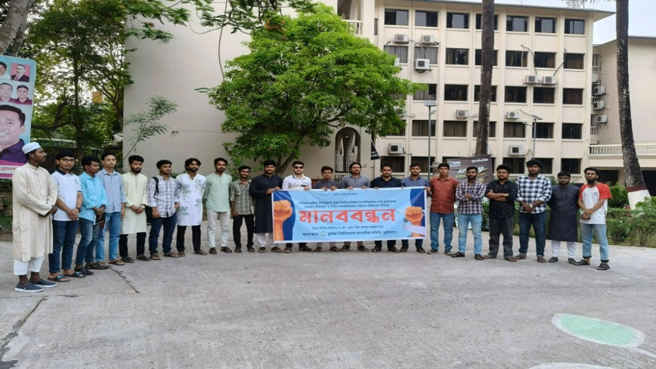 ঢাবির সাংবাদিকদের ওপর হামলার প্রতিবাদে কুবিসাসের মানববন্ধন
