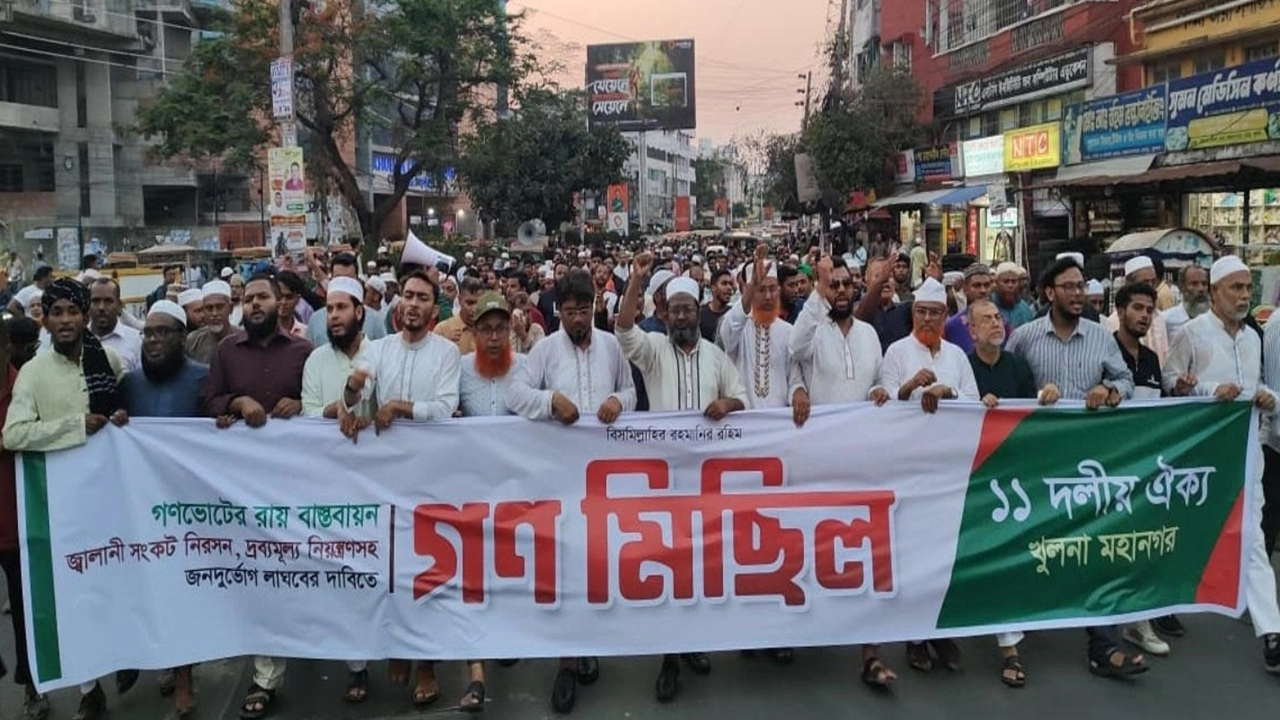 গণভোটের রায় বাস্তবায়নের দাবীতে খুলনায় ১১ দলীয় ঐক্য’র গণমিছিল