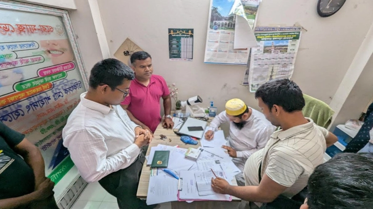মঠবাড়িয়ায় এমবিবিএস ও বিডিএস ডিগ্রি ছাড়াই নামের আগে 'ডাক্তার' : অভিযানে দুইজনকে অর্থদণ্ড