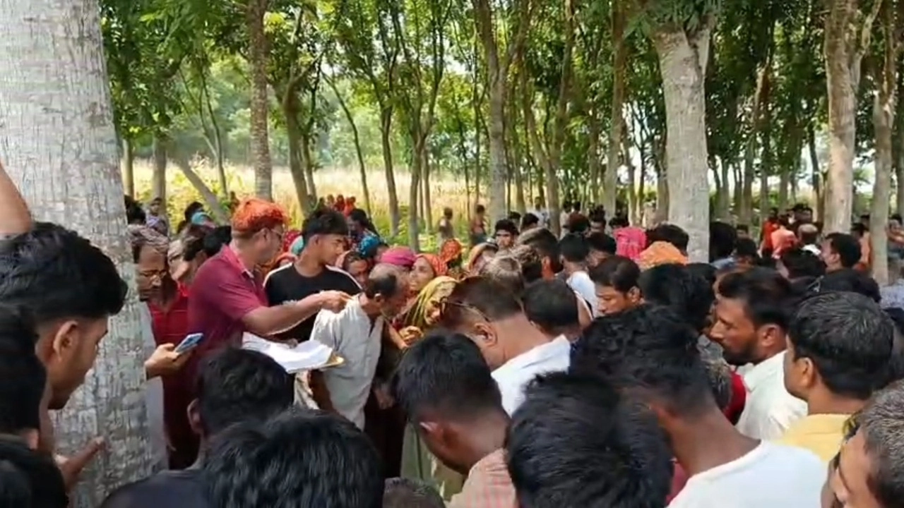 মরদেহ দেখতে স্থানীয়দের ভিড়