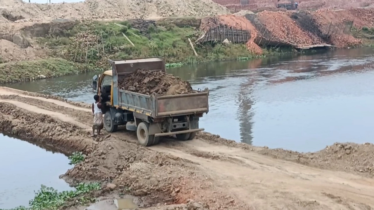 সোনাই নদীতে বাঁধ দিয়ে পানি প্রবাহ বন্ধ করে মাটি পাচার