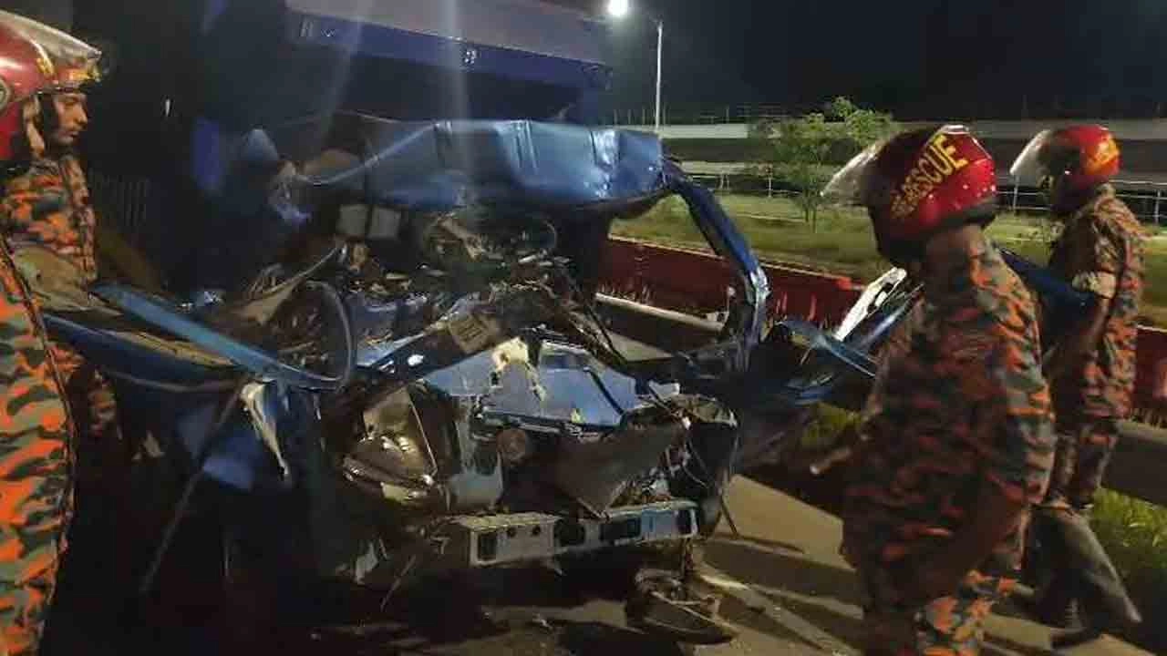 ঢাকা-মাওয়া এক্সপ্রেসওয়ের ওজন স্টেশনের সামনে সড়ক দুর্ঘটনা