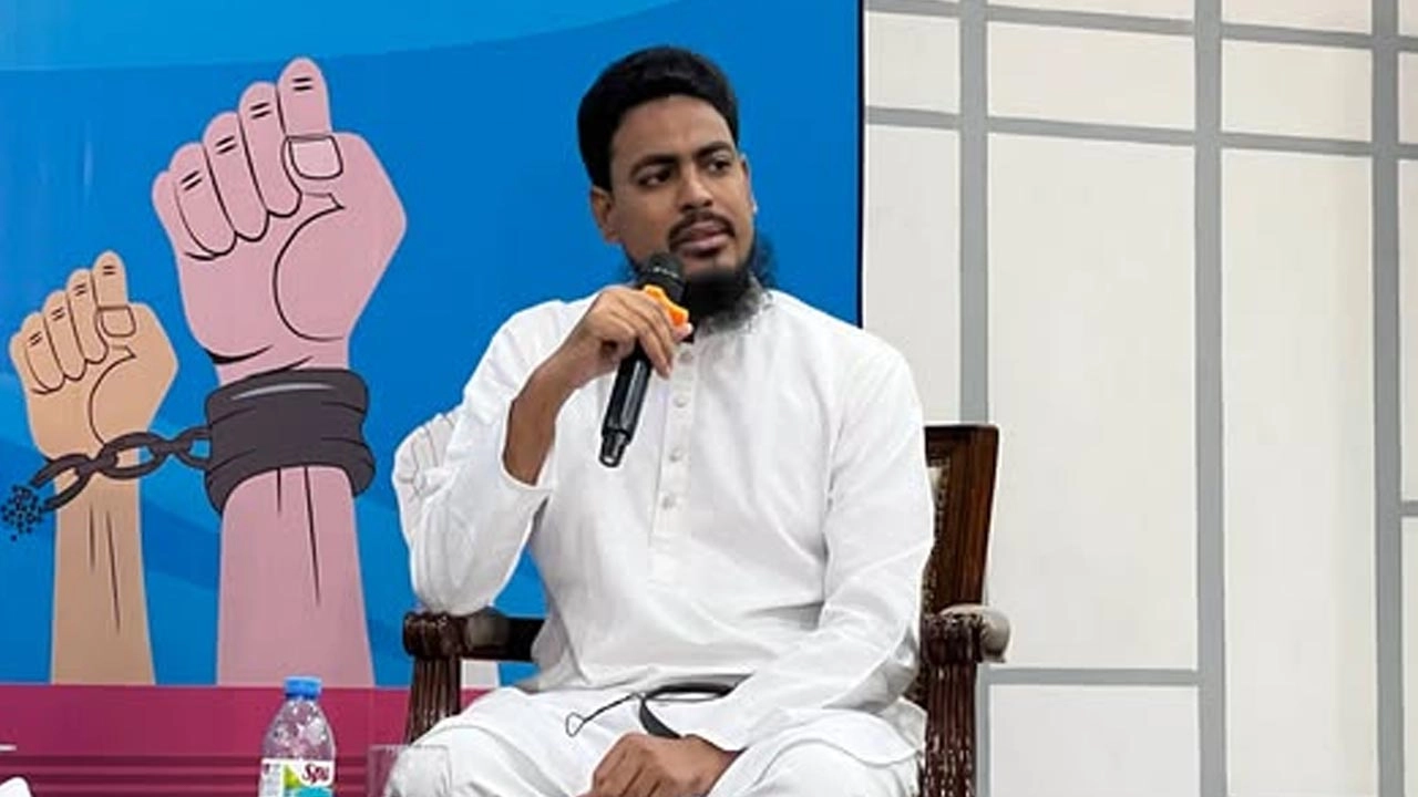 বক্তব্য দিচ্ছেন এনসিপির সদস্যসচিব ও সংসদ সদস্য আখতার হোসেন। 