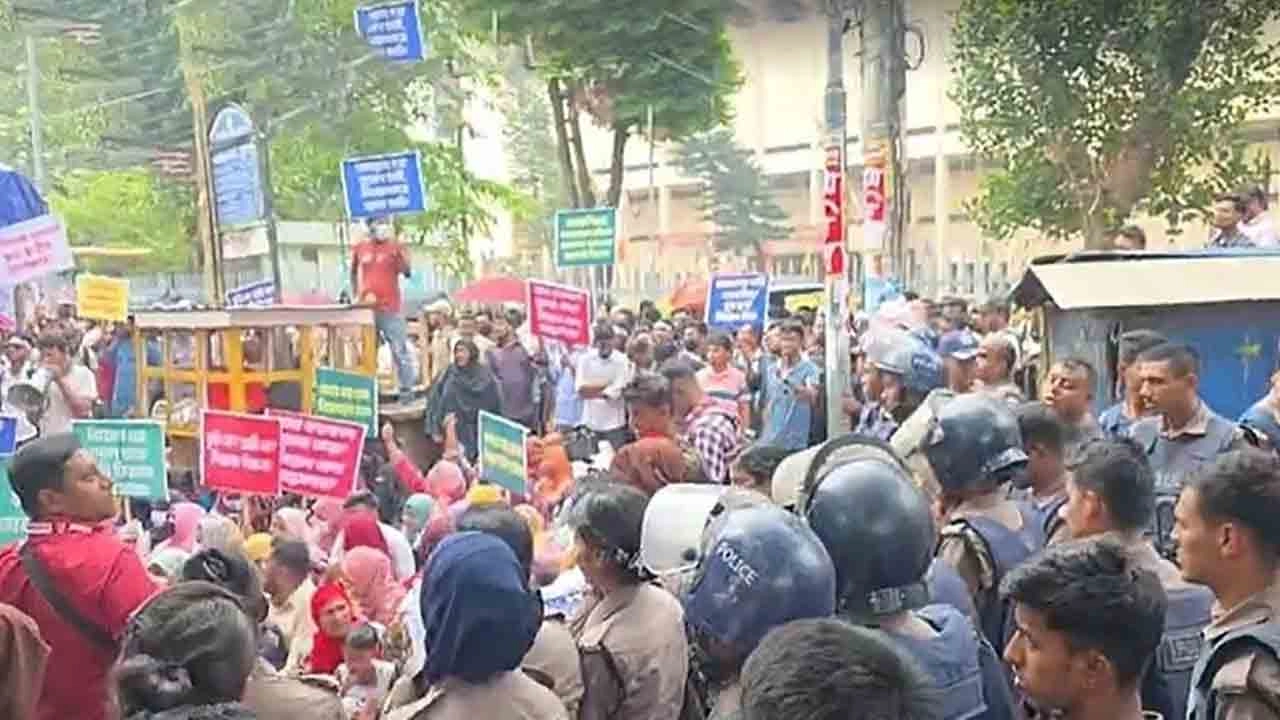 মুখোমুখি অবস্থানে শিক্ষক ও পুলিশ