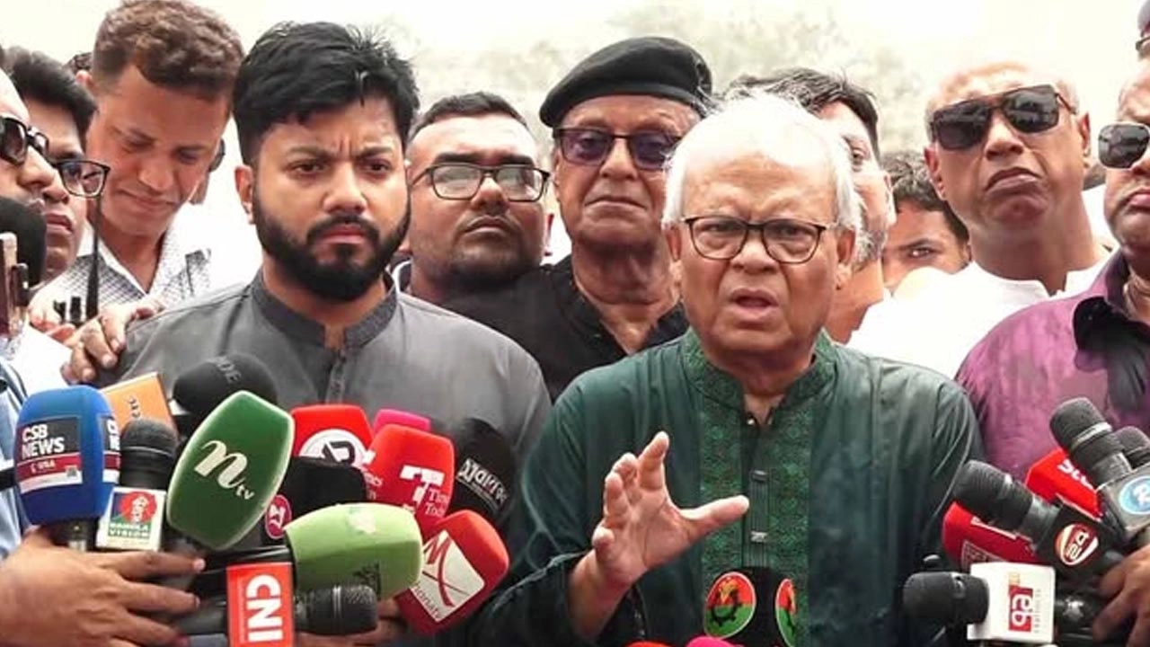 সাংবাদিকদের সঙ্গে কথা বলছেন বিএনপির সিনিয়র যুগ্ম মহাসচিব ও প্রধানমন্ত্রীর রাজনৈতিক উপদেষ্টা রুহুল কবির রিজভী।