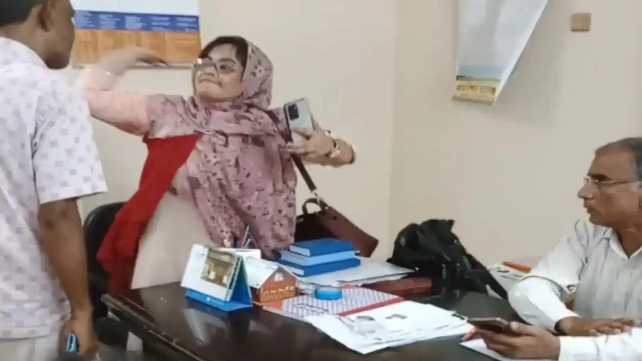 অধ্যক্ষের কক্ষে মারামারি করায় সেই শিক্ষিকা বহিষ্কার 