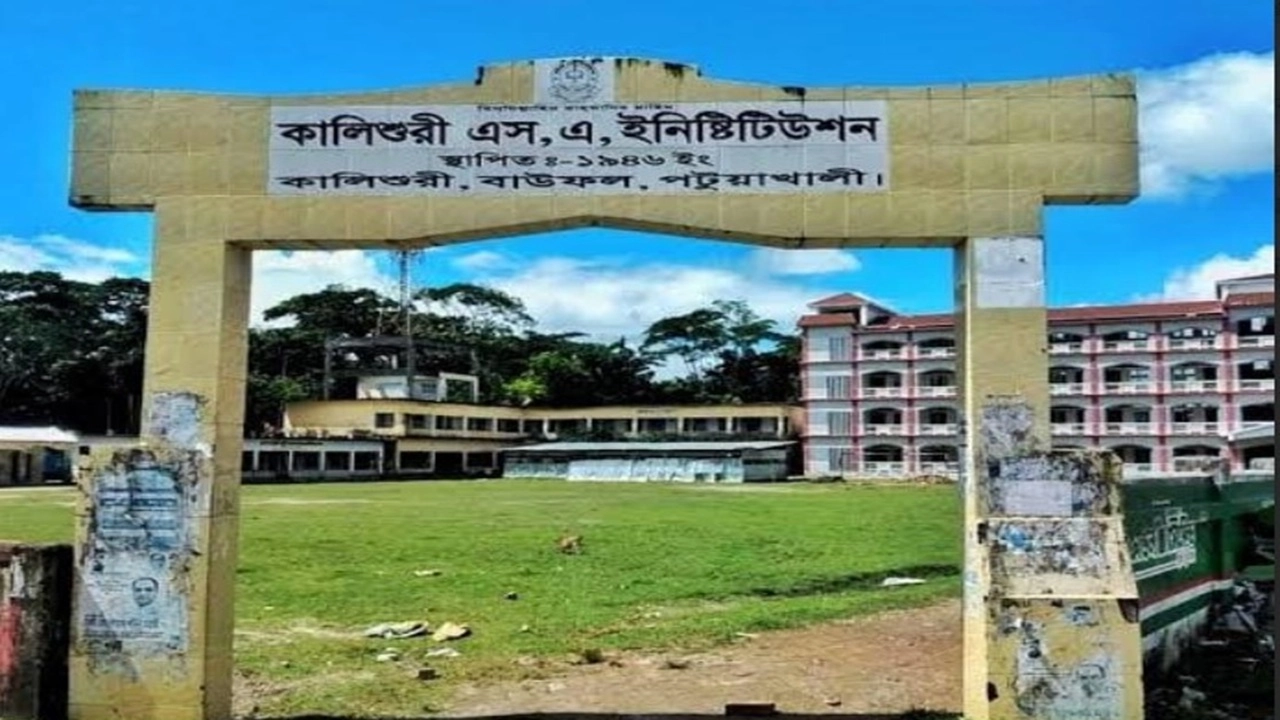 বাউফলে ইংরেজি পরীক্ষায় নকলের দায়ে একটি কেন্দ্রের ৮ পরীক্ষার্থীসহ ২ শিক্ষক বহিষ্কার।