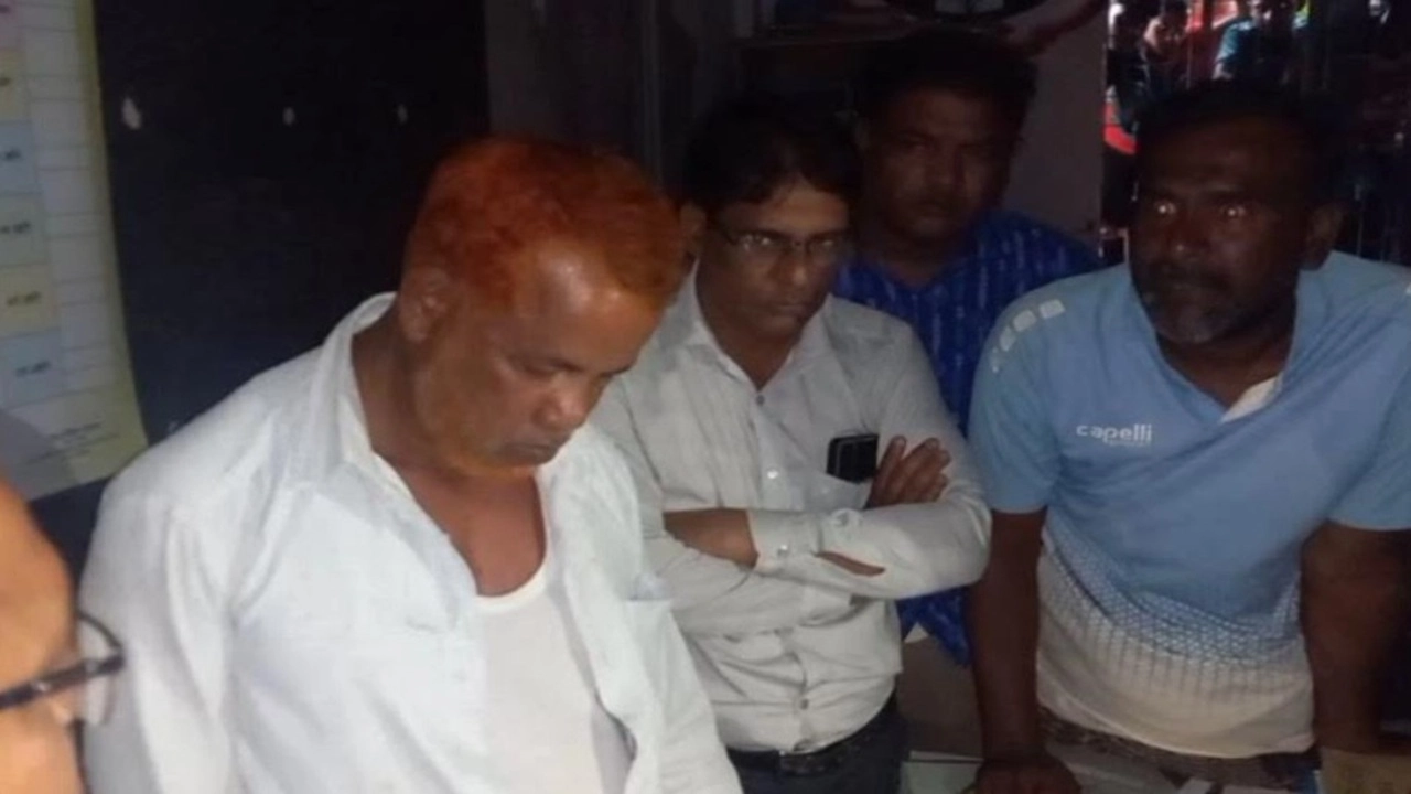 ছাত্রীকে যৌন হয়রানি, প্রধান শিক্ষককে পুলিশে দিল অভিভাবকরা