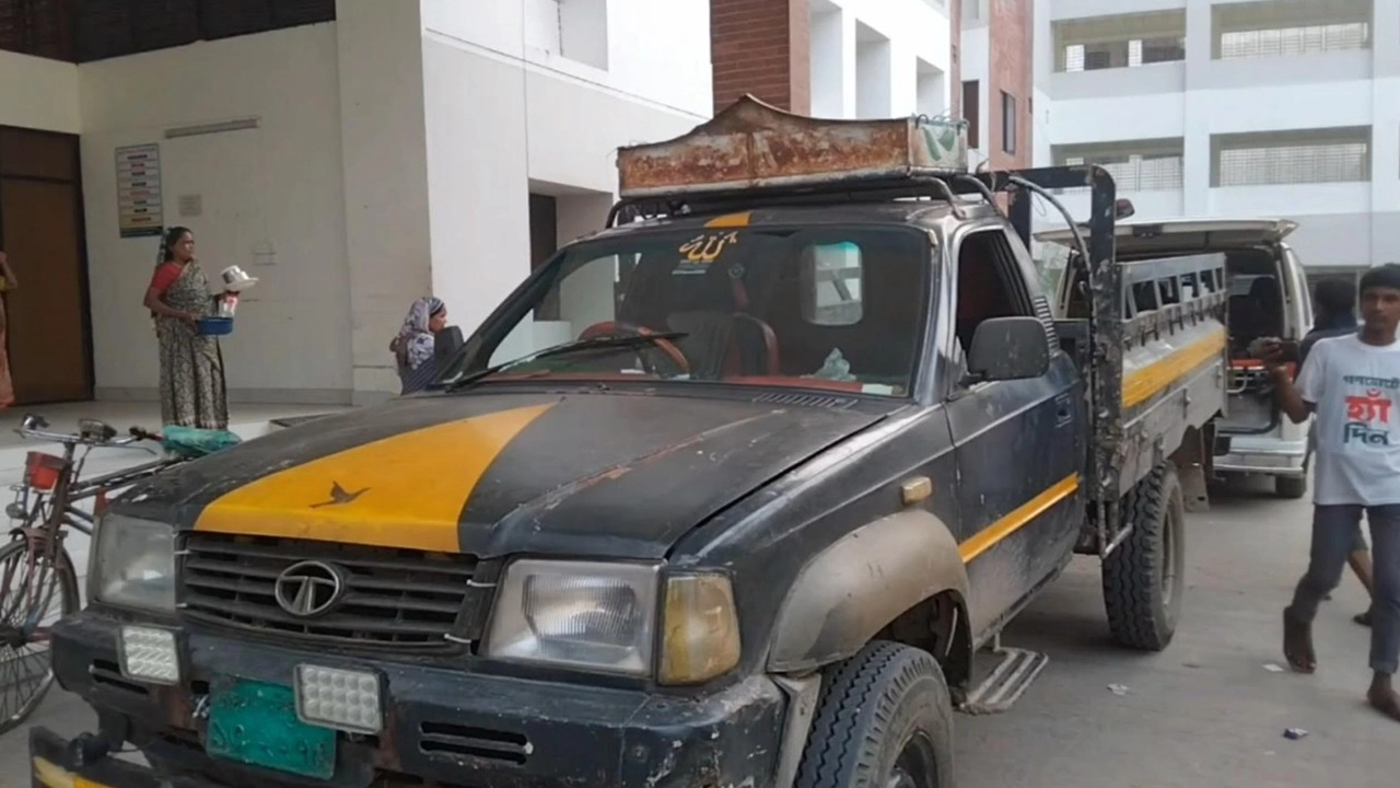 ​এক্সপ্রেসওয়েতে কাভার্ডভ্যানের ধাক্কায় যাত্রীবাহী ট্রাক দুমড়েমুচড়ে আহত ১০