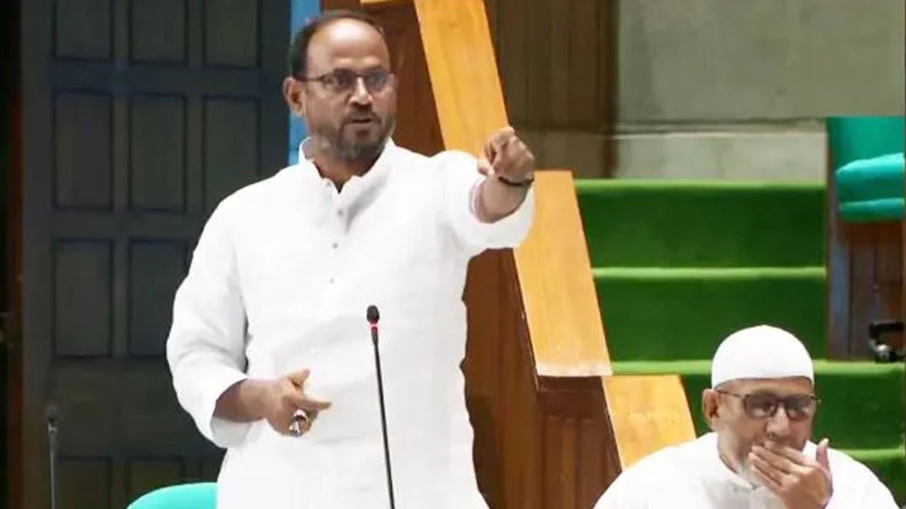 জাতীয় সংসদে বক্তব্য রাখছেন টাঙ্গাইল সদর আসনের সংসদ সদস্য ও মৎস্য ও প্রাণিসম্পদ প্রতিমন্ত্রী সুলতান সালাউদ্দিন টুকু