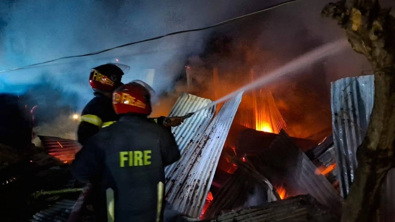 নরসিংদীতে প্রেমঘটিত বিরোধে অগ্নিসংযোগ