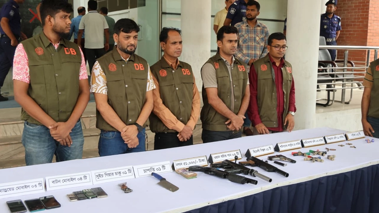 হাটহাজারীতে অস্ত্র-গুলিসহ ১৮ মামলার শীর্ষ সন্ত্রাসী ওসমান গ্রেফতার