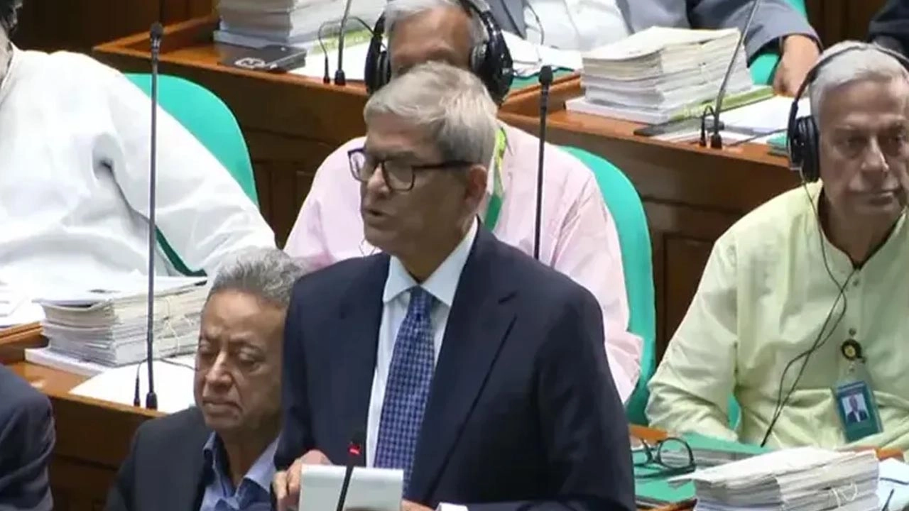 সংসদে বক্তব্য রাখছেন স্থানীয় সরকার মন্ত্রী মির্জা ফখরুল ইসলাম আলমগীর।