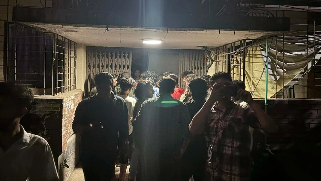 মধ্যরাতে আপত্তিকর অবস্থায় ডরমেটরিতে আটক কর্মকর্তা ও শিক্ষার্থী
