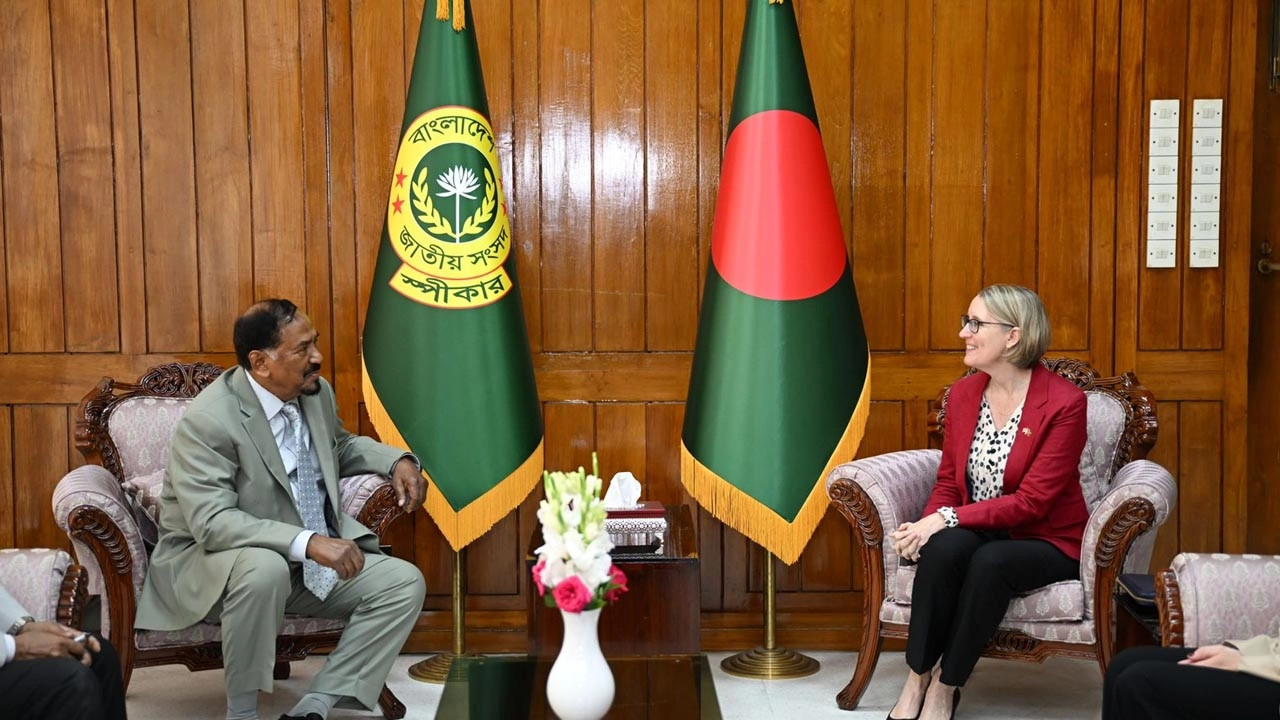 সংসদের স্পীকার হাফিজ উদ্দিন আহমদের সাথে সৌজন্য সাক্ষাৎ করেছেন যুক্তরাজ্যের হাইকমিশনার সারাহ কুক।