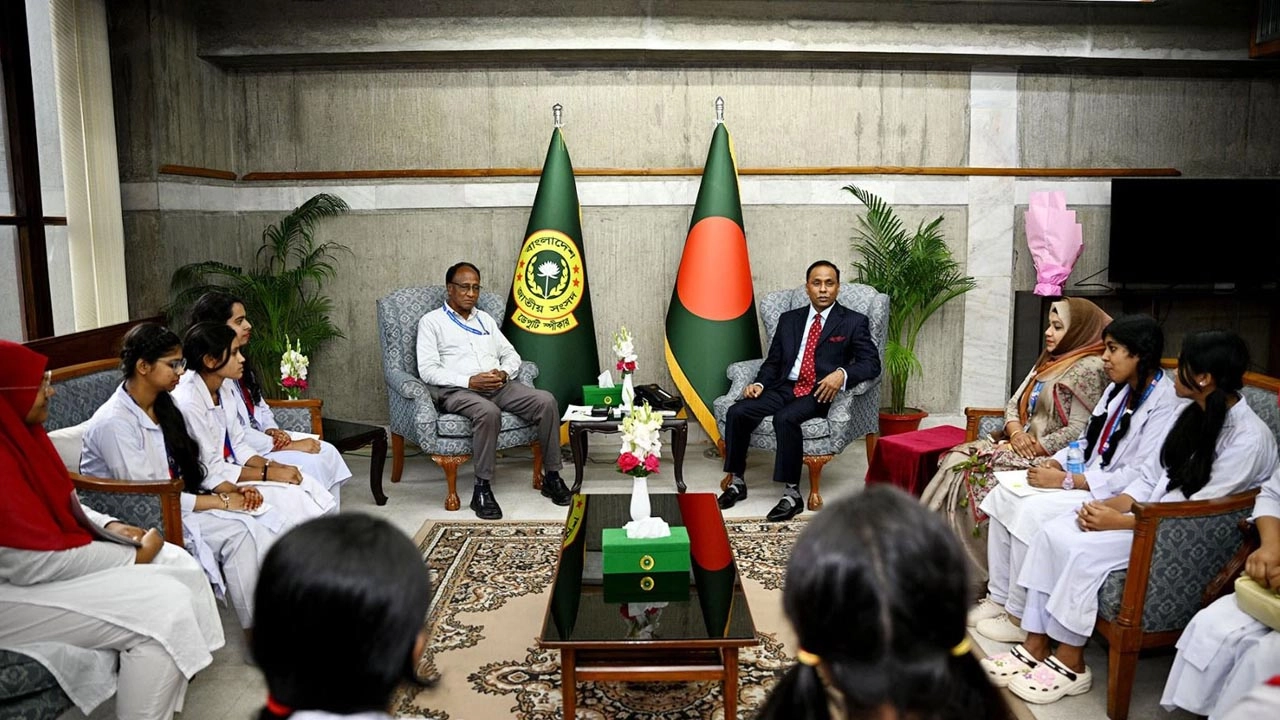 সংসদের ডেপুটি স্পিকার ব্যারিস্টার কায়সার কামালের সঙ্গে তাঁর নির্বাচনী এলাকার দুর্গাপুর মহিলা ডিগ্রি কলেজের শিক্ষক-শিক্ষার্থীদের একটি প্রতিনিধিদল সাক্ষাৎ করেছেন।