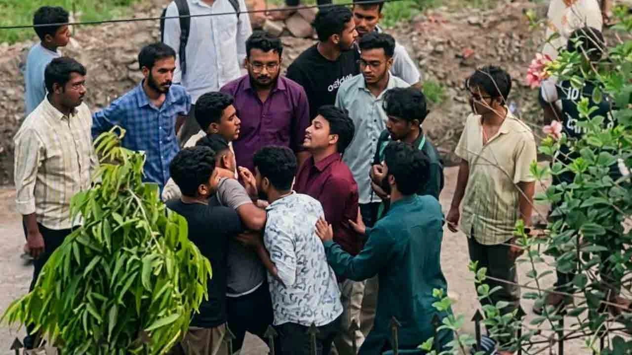 নোয়াখালী বিজ্ঞান ও প্রযুক্তি বিশ্ববিদ্যালয়ে (নোবিপ্রবি) ছাত্রদলের দুই গ্রুপের মধ্যে হাতাহাতি