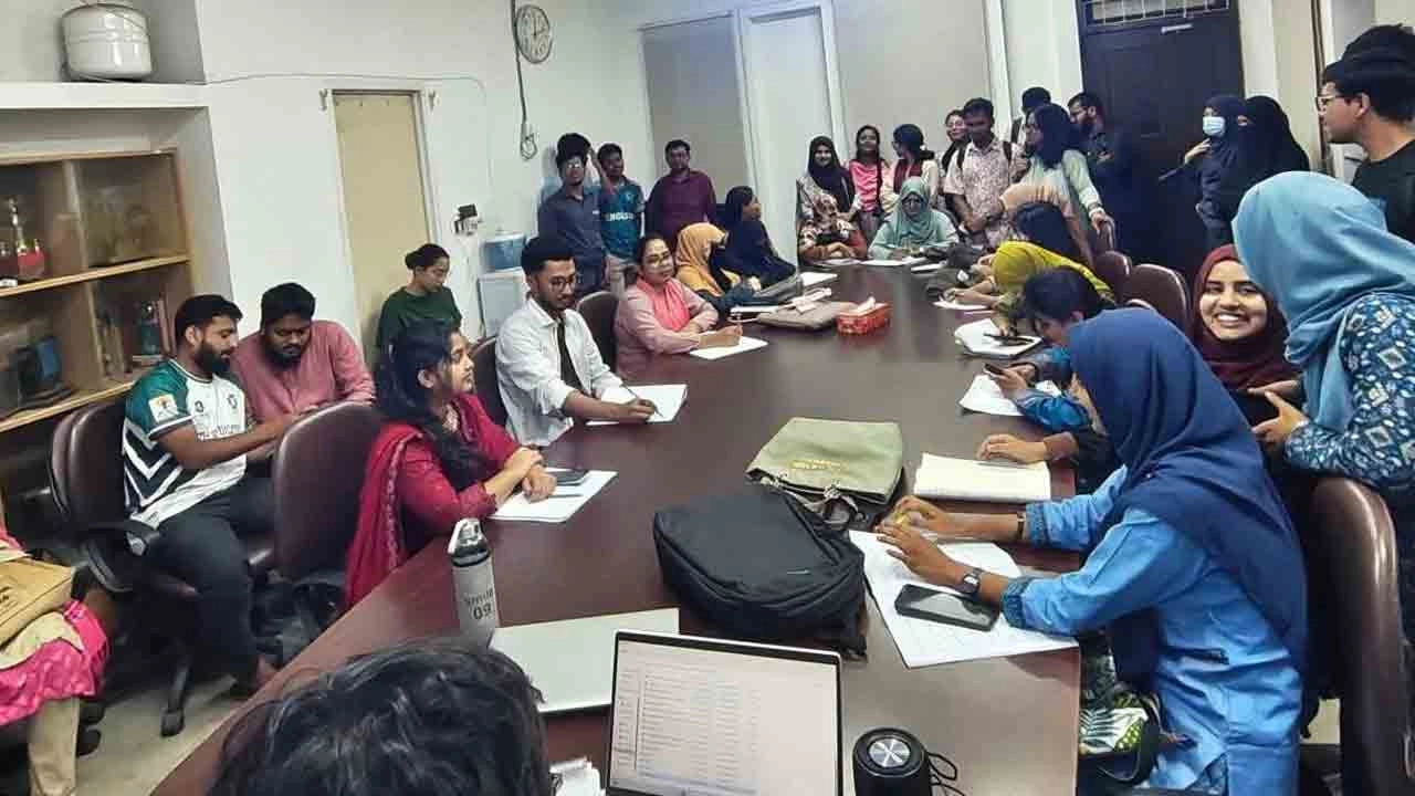 জাহাঙ্গীরনগর বিশ্ববিদ্যালয়ের ইংরেজি বিভাগের ক্লাসরুম সংকট